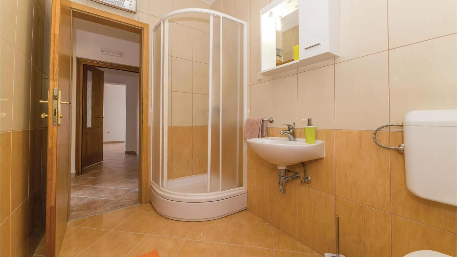 2 Bedroom Beautiful Apartment In Влашичи Хорватия