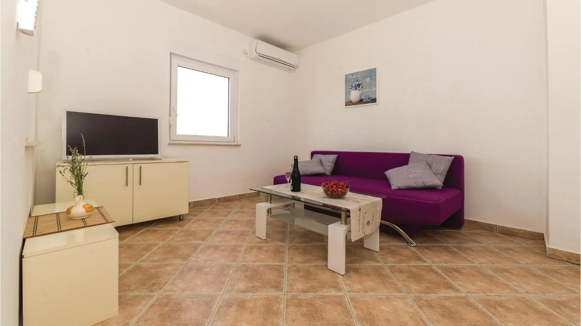 2 Bedroom Beautiful Apartment In Влашичи Хорватия